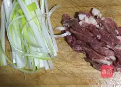 Onion-flavored shredded pork Spring roll recipe illustration 1