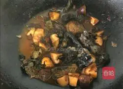 Illustration of how to make mushroom and chicken soup noodles 4