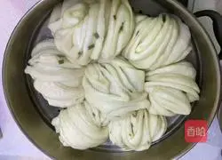 Illustration of how to make scallion rolls 8