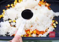 Illustration of how to make luncheon meat rice balls 9