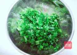 Illustration of how to make scallion rolls 7