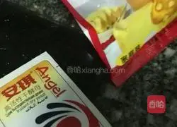 Illustration of how to make jujube, walnut, brown sugar and cornmeal cakes 6