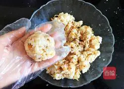 Illustration of how to make meat floss germ rice popcorn rice balls 6