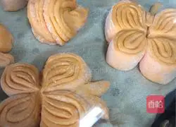 Illustration of how to make homemade flower rolls 15