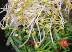 Illustration of how to cook pork ribs and stewed noodles in rice cooker 12