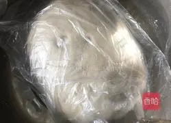 Illustration of how to make two-color flower rolls 1