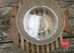 Illustration of how to make pot stickers stuffed with chives 3