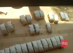 Illustration of how to make spring onion and ham rolls 13