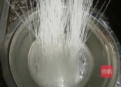 Illustration of how to make rice noodles with mushroom and chicken cover 1