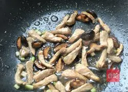 Illustration of how to make stir-fried rice noodles with mushrooms and lean meat 5