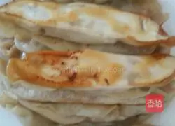 Illustration of how to make leek and shrimp pot stickers 4