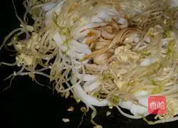 Illustration of how to make fried rice noodles with bean sprouts 7