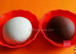 Illustration of how to make two-color flower rolls 3