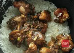 Illustration of how to make braised rice with black pepper chicken legs 3