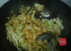 Illustration of how to make fried rice noodles with eggs 3