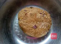 Illustration of how to make pumpkin, red dates and raisin cakes 4