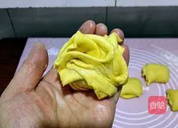 Illustration of how to make golden whole wheat pumpkin rolls 11