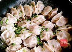 Illustration of how to make pot stickers and dumplings 7