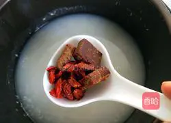 Illustration of how to make brown sugar and wolfberry glutinous rice porridge 6