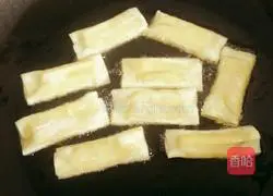 Illustration of how to make apple spring rolls 7