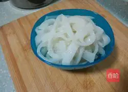 Illustration of making rice noodles with batter 9