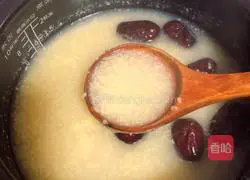 Illustration of how to make Angelica Astragalus Millet Porridge (blood-tonifying and qi-tonifying medicinal diet) 4