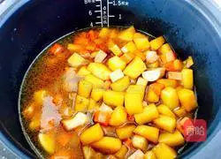 Illustration of how to make braised rice with carrots, potatoes and sausages 7