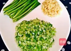 Illustration of how to make pork and green onion pot stickers 2