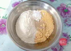 Illustration of how to make cornmeal and red date hair cake 2