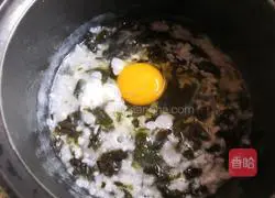 Illustration of how to make seaweed and egg drop porridge 5