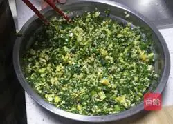 Illustration of how to make three fresh pot stickers 9