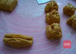 Illustration of how to make pumpkin multi-grain flower rolls 12