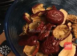 Illustration of how to make red date and walnut hair cake 1