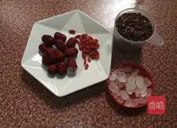 Illustration of how to make black rice and red date porridge 1