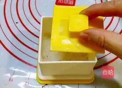 Illustration of how to make triangular rice balls 7