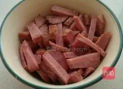 Illustration of how to make red sausage and preserved egg porridge 2