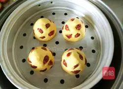 Illustration of how to make red date milk-flavored steamed buns 11