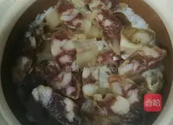 Illustration of how to make preserved meat clay pot rice 6