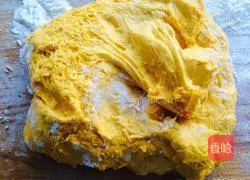 Illustration of how to make pumpkin rolls 9