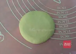 Illustration of how to make spring roll skins 6