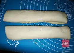 Illustration of how to make salt and pepper flower rolls 7