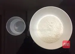 Illustration of how to make spring roll skins 1