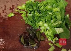 Illustration of how to make mustard greens and preserved porridge 1