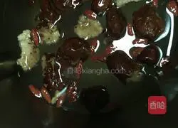 Illustration of how to make red dates, wolfberry, peanuts and millet paste 3