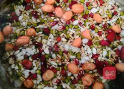 Illustration of how to make snow fungus and eight-treasure porridge 1