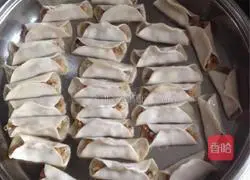 Illustration of how to make pot stickers 13