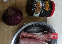 Illustration of how to make black pepper pork ribs and cured clay pot rice 1