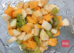 Illustration of how to make fruit spring rolls 2