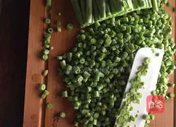 Illustration of how to make braised rice with diced beans and pork 3