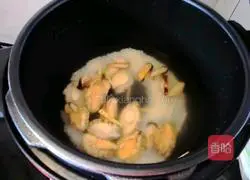 Illustration of how to make seafood porridge 4